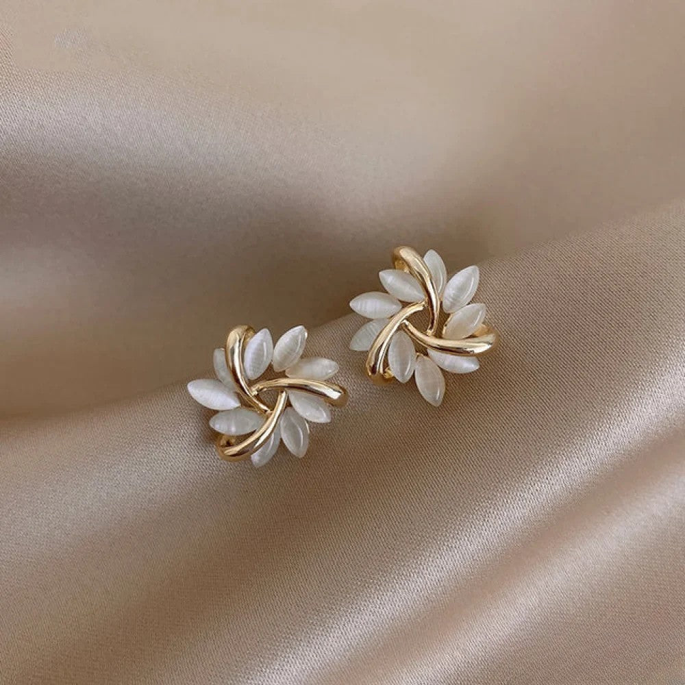 Boucles d'oreilles élégantes en or avec motifs floraux en opale exquise