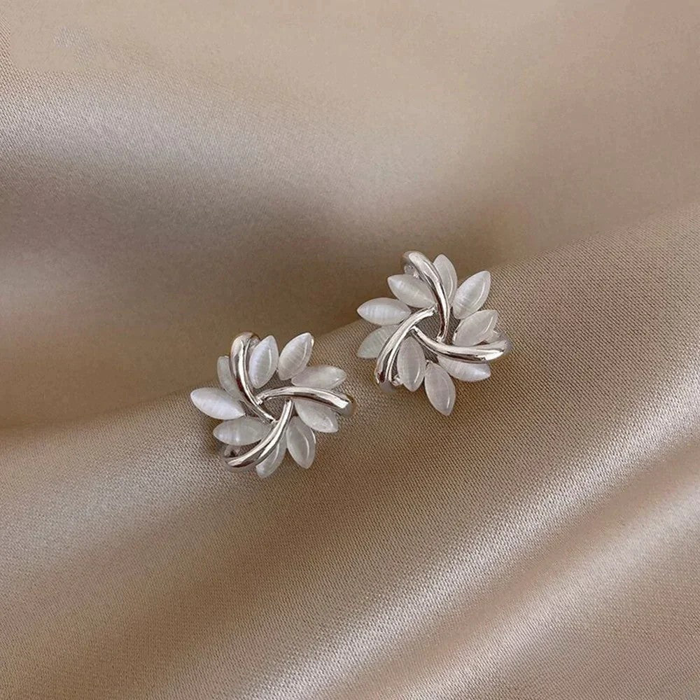 Boucles d'oreilles élégantes en or avec motifs floraux en opale exquise